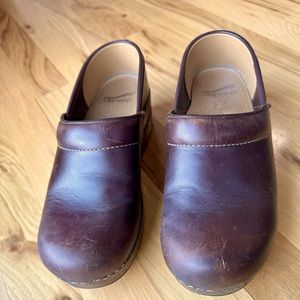 Dansko 37 Nursing Clogs
